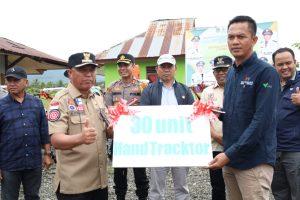 Kerjasama Vale, Bupati Luwu Timur Serahkan 30 Handtraktor di Mahalona Raya
