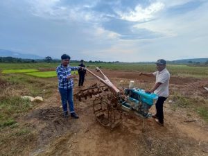 Bantuan Handtracktor PT CLM Sudah Dimanfaatkan Petani di Pongkeru