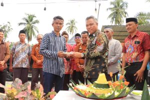 Bupati Budiman Ditemani Ketua PKK Luwu Timur Sufriaty Hadiri HUT ke-46 Desa Kalaena