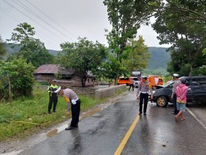 Bintang Timur Baku Tabrak Innova di Atue Luwu Timur, Tujuh Korban Dilarikan ke Puskesmas