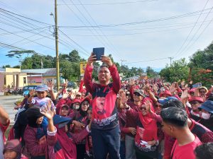 Budiman Selfie Bareng Ribuan Peserta Jalan Santai PDIP Luwu Timur Hadiah Umroh
