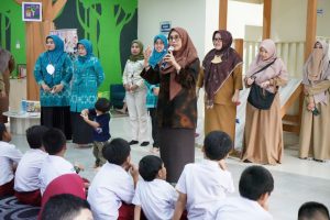 Bunda Literasi Luwu Timur Disambut Antusias Murid SD Pertiwi di Perpustakaan Ibu dan Anak Sulsel