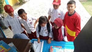 Perpustakaan Keliling Blusukan ke Sekolah di Kalaena