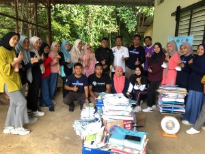 Patut Dicontoh, Kepala Diskominfo Luwu Timur Setor Sampah di Bank Sampah