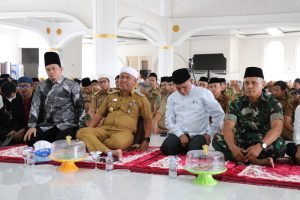 Wakil Ketua I DPRD Luwu Timur Isra Mi’raj Bareng Bupati dan Masyarakat di Masjid Agung Malili