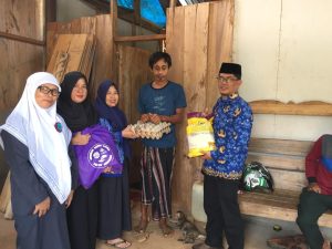 Pegawai DPMD Luwu Timur Bantu Warga Kurang Mampu