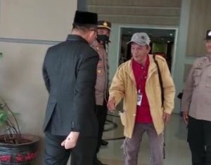 Videonya Ramai Tolak Jabat Tangan, Ketua DPRD Luwu Timur: Saya Tidak Perhatikan, Saya Buru-buru