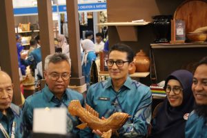 Ada Bupati Budiman dan Sufriaty, Menteri Sandiaga Uno Kunjungi Stan Dekranasda Luwu Timur