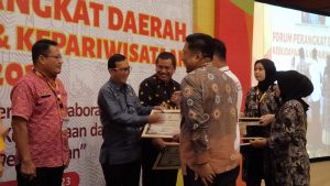 Luwu Timur Terima Dua Penghargaan dari Gubernur Sulsel