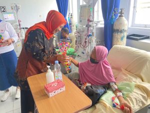 Unit Dialisis RSUD I La Galigo Bagi Tumbler Ke Pasien Hemodialisis