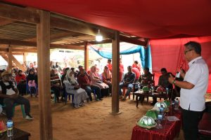 Bupati Luwu Timur Bagi Sertifikat Tanah Warga di Kolong Rumah: Tanahnya Kelola Denga Baik