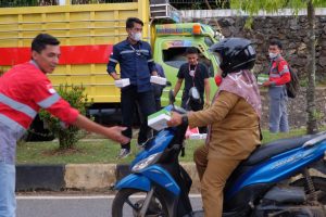 PT CLM Bagi Takjil ke Pengendara dan Puluhan Masjid