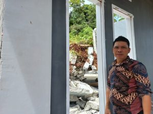 Anggota DPRD Luwu Timur Tinjau Rumah Tertimpa Longsor di Maliwowo