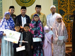 Ketua DPRD Luwu Timur Serahkan Santunan Anak Yatim di Masjid Al Ikhwan Sorowako