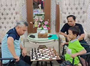 Bupati Budiman ‘Tantang’ Atlet Catur Cilik Luwu Timur Adi Wibisana