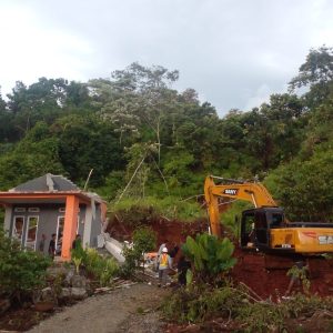 Bupati Luwu Timur Apresiasi PT CLM Kerahkan Alat Berat di Lokasi Longsor Maliwowo