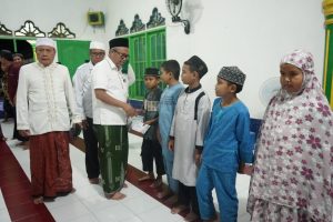 Safari Ramadan di Tomoni, Bupati Budiman Serahkan Hibah Rp 200 Juta