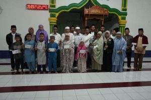 Bupati Budiman Serahkan Hibah Rp 200 Juta Safari Ramadhan di Tomoni