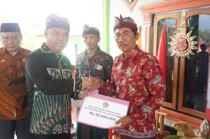 Bupati Budiman Serahkan Bantuan Rehab Pura dan Combine Untuk Poktan Raharjo Tani Makmur