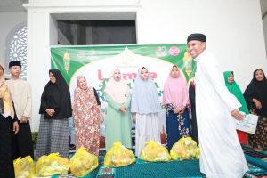 Bupati Budiman Serahkan Bantuan Bedah Rumah di Sela Safari Ramadan di Malili