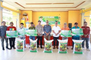 Petani Kakao Tiga Kecamatan Peroleh Bantuan Pupuk dari Bupati Luwu Timur