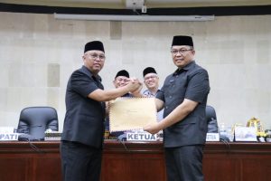Bupati Budiman Terima Rekomendasi DPRD Luwu Timur LKPJ 2022
