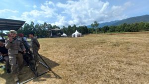 Satpol PP Luwu Timur Bantu Pedagang Pindahkan Lapak dari Dekat Lokasi Konser Kotak