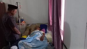 Anggota DPRD Luwu Timur Alpian Jenguk Mincara Malili di Puskesmas