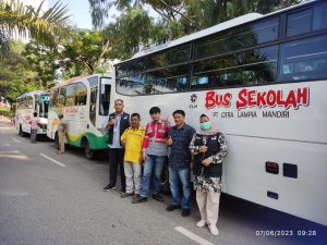 PT CLM Sediakan Bus Sekolah untuk Bantu Pelajar di Lima Desa