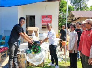 Anggota DPRD Luwu Timur Serahkan Bantuan Nelayan di Atue