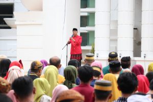 Pakai Busana Adat, Bupati Budiman Pimpin Apel Pagi