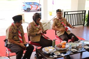 Pakai Seragam Pramuka, Bupati Budiman Pimpin Rapat Kabupaten Sehat