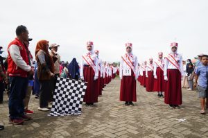 Sufriaty Sosialisasi Peduli Ki Saya Jaga Ki ke Warga Malili Saat Nonton Gerak Jalan Indah