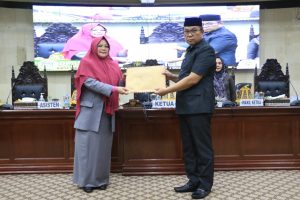 Asisten Pemerintahan Luwu Timur Serahkan Ranperda Perubahan APBD 2023 ke DPRD