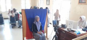 Sampai Malam, Disdukcapil Luwu Timur Layani Pelajar Bikin e-KTP