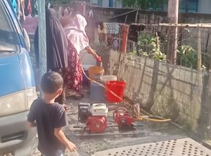 Kemarau, PT CLM Turunkan Water Tank Suplai Kebutuhan Air Warga