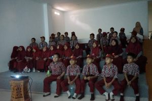 Murid SDN 222 Batu Merah Belajar di Perpustakaan Daerah Luwu Timur