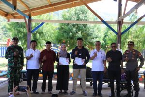 Bupati Budiman Serahkan Penghargaan ke Paskibra Towuti