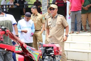 Serahkan Alsintan Traktor dan Sprayer, Bupati Budiman Minta Dinas Pertanian Luwu Timur Adil ke Petani Soal Bantuan Kelompok