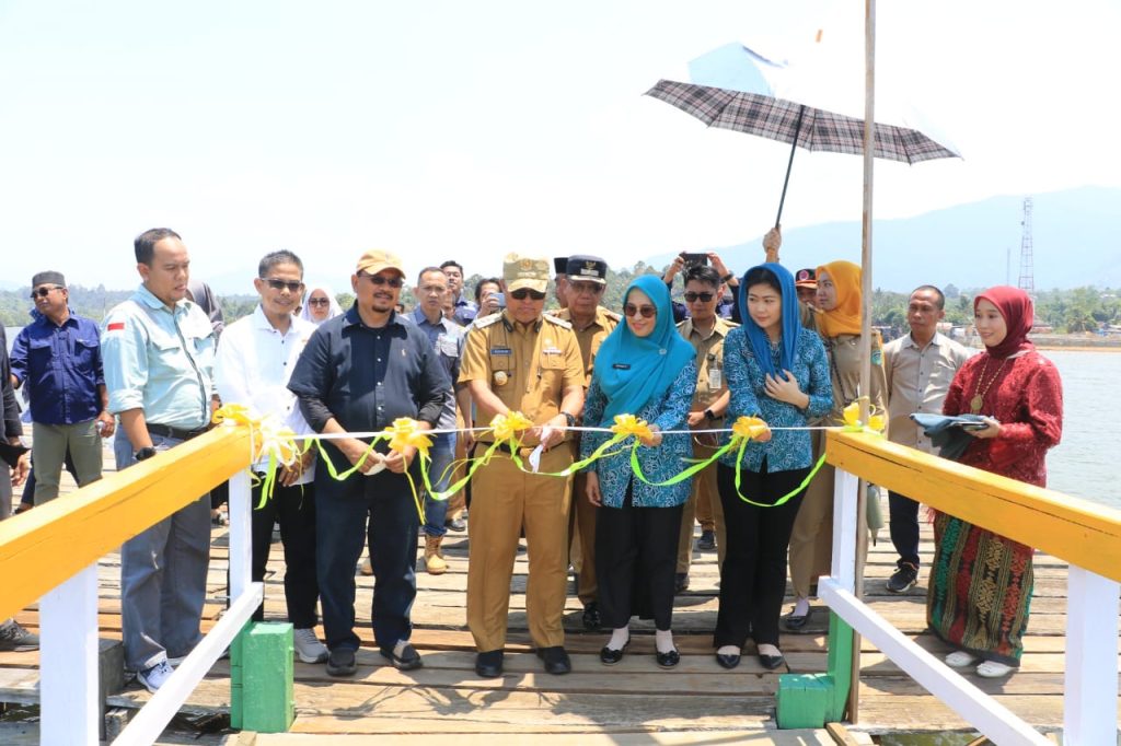 Bupati Luwu Timur Resmikan Dermaga Kayu Desa Harapan