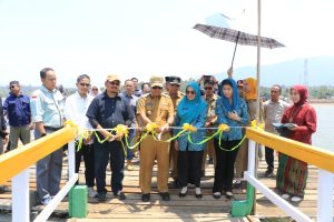 Bupati Luwu Timur Resmikan Dermaga Kayu Desa Harapan