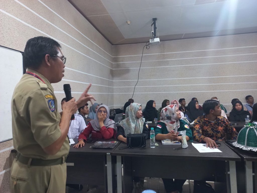 Sekretaris Diskominfo Sharing Pengetahuan Foto Publikasi di Bimtek Bawaslu Luwu Timur