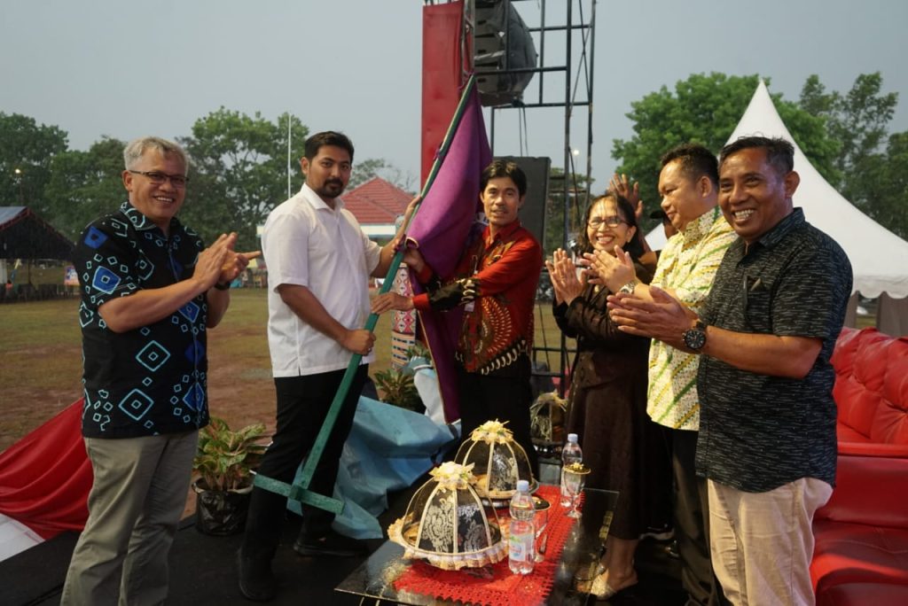 Wakil Ketua II DPRD Luwu Timur Bareng Wabup Akbar Tutup Pesparawi V di Towuti