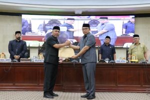 Rapat Paripurna, DPRD Luwu Timur Terima Program Pembentukan Peraturan Daerah dari Bupati