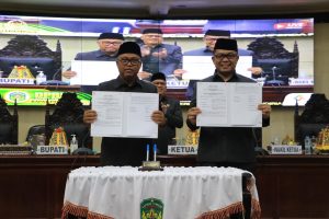 Ketua DPRD dan Bupati Setujui APBD Luwu Timur 2024