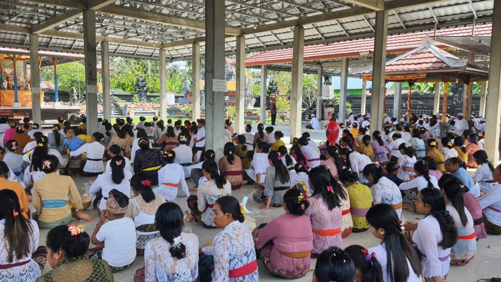 Manfaatkan Perayaan Saraswati, Camat Tomtim Sosialisasikan Perma Kades Penanggulangan Rabies