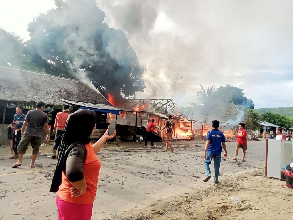 Dua Rumah Kayu di Labose Terbakar