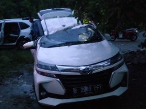 Avanza Tertimpa Pohon Kapuk di Togo Luwu Timur