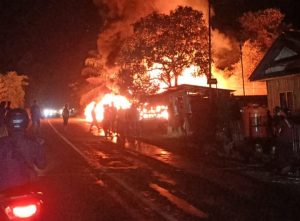 Gerak Cepat Damkar Luwu Timur Bantu Padamkan Dua Rumah di Asuli