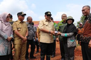 Pj Gubernur Sulsel Ajak Bupati dan Warga Luwu Timur Tanam Pisang Cavendish